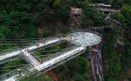 В Китае откроется стеклянная смотровая площадка на отвесной скале