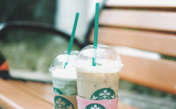 Starbucks перестанет использовать пластиковые соломинки для напитков
