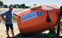 Французский пенсионер отправился в путешествие через Атлантику в деревянной бочке