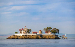 На остров в Сан-Франциско, где нет Wi-Fi и мобильной связи, требуется смотритель