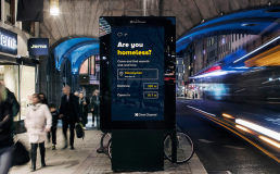В Стокгольме бездомным помогают найти приют с помощью цифровых билбордов