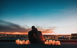 Требуются два человека, чтобы найти идеальные места для предложения руки и сердца