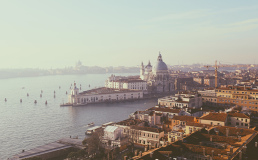 В Венеции введение налога с однодневных туристов откладывается