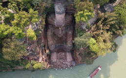 Огромная статуя Будды в Китае снова открылась для туристов