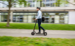 В Германии запретили ездить по тротуарам на электросамокатах