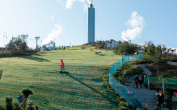 В Копенгагене открылся лыжный склон на крыше перерабатывающего завода