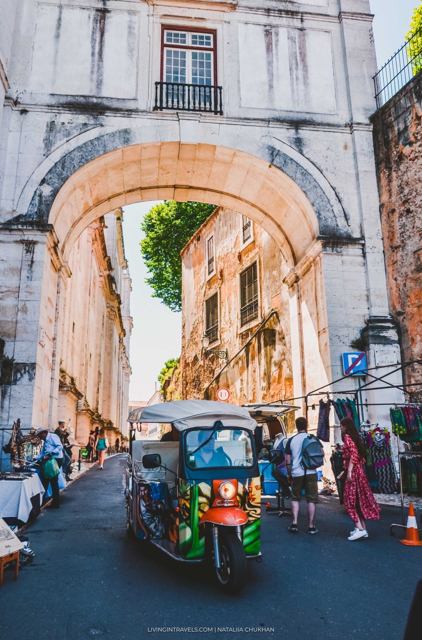Блошиный рынок Feira da Ladra в Лиссабоне (1)