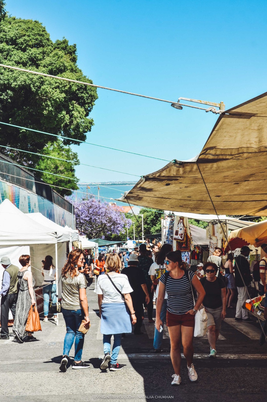Блошиный рынок Feira da Ladra в Лиссабоне (11)