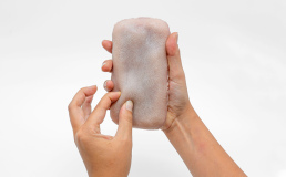 Создан чехол для телефона из кожи, которая очень похожа на человеческую