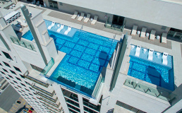 В США на высоте 152 метров построили бассейн со стеклянным дном