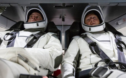 В мае в первый полёт с экипажем отправится космический корабль для туристов