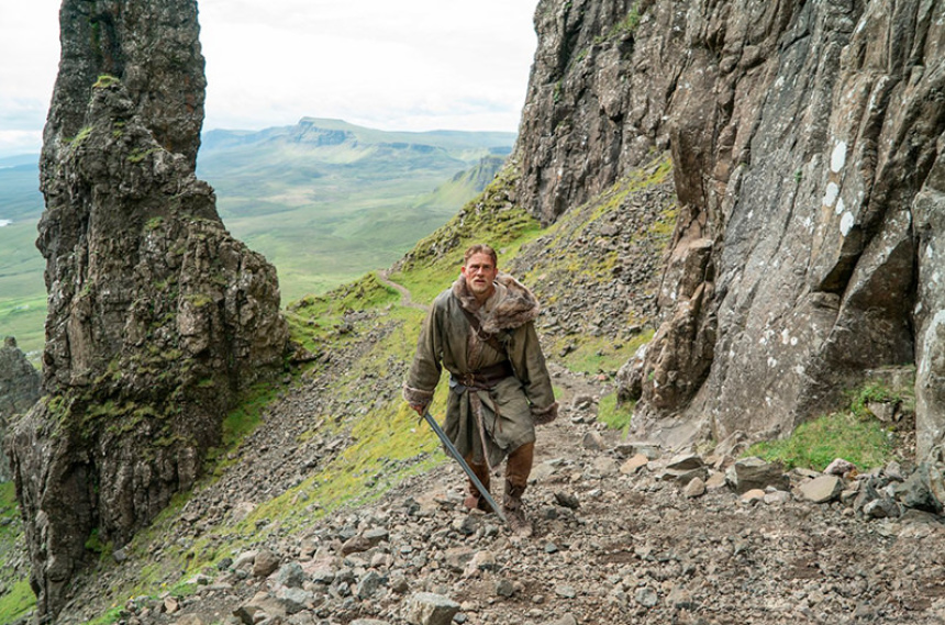 Как путешествует Чарли Ханнэм - звезда нового фильма о короле Артуре? (2)