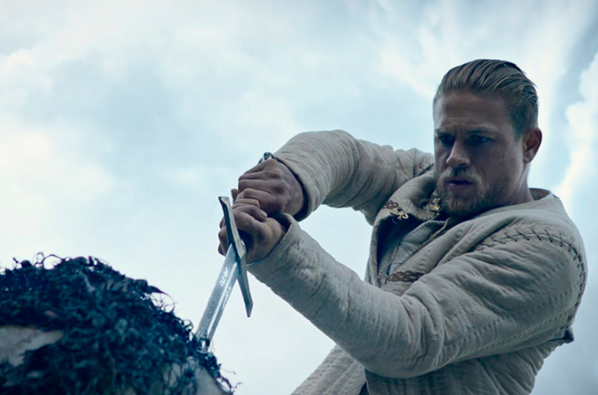 Как путешествует Чарли Ханнэм - звезда нового фильма о короле Артуре? (4)