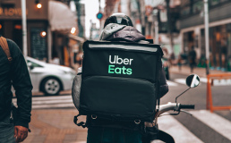 Uber Eats в Украине отменяет сбор с ресторанов и вводит безналичные чаевые
