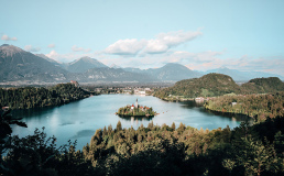 Жители Словении получат по 200€ на отпуск внутри страны