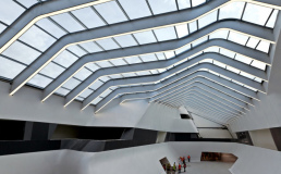 В Неаполе открыли ж/д станцию, построенную по проекту Захи Хадид