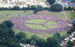 Гости британского фестиваля создали рекордный по количеству участников символ мира
