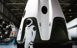 Илон Маск представил фото первого скафандра SpaceX в полный рост