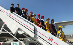 Португальский авиаперевозчик запустил тематические рейсы в стиле 70-х годов