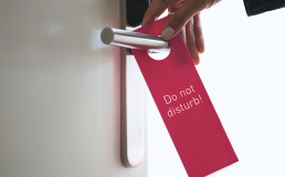 Американские отели отказываются от использования табличек "Не беспокоить"